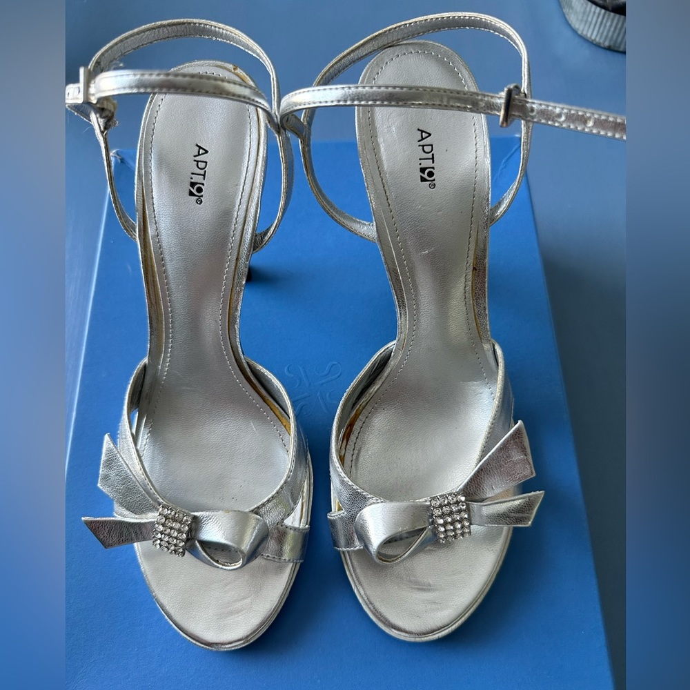 Size 7 women’s silver shoes